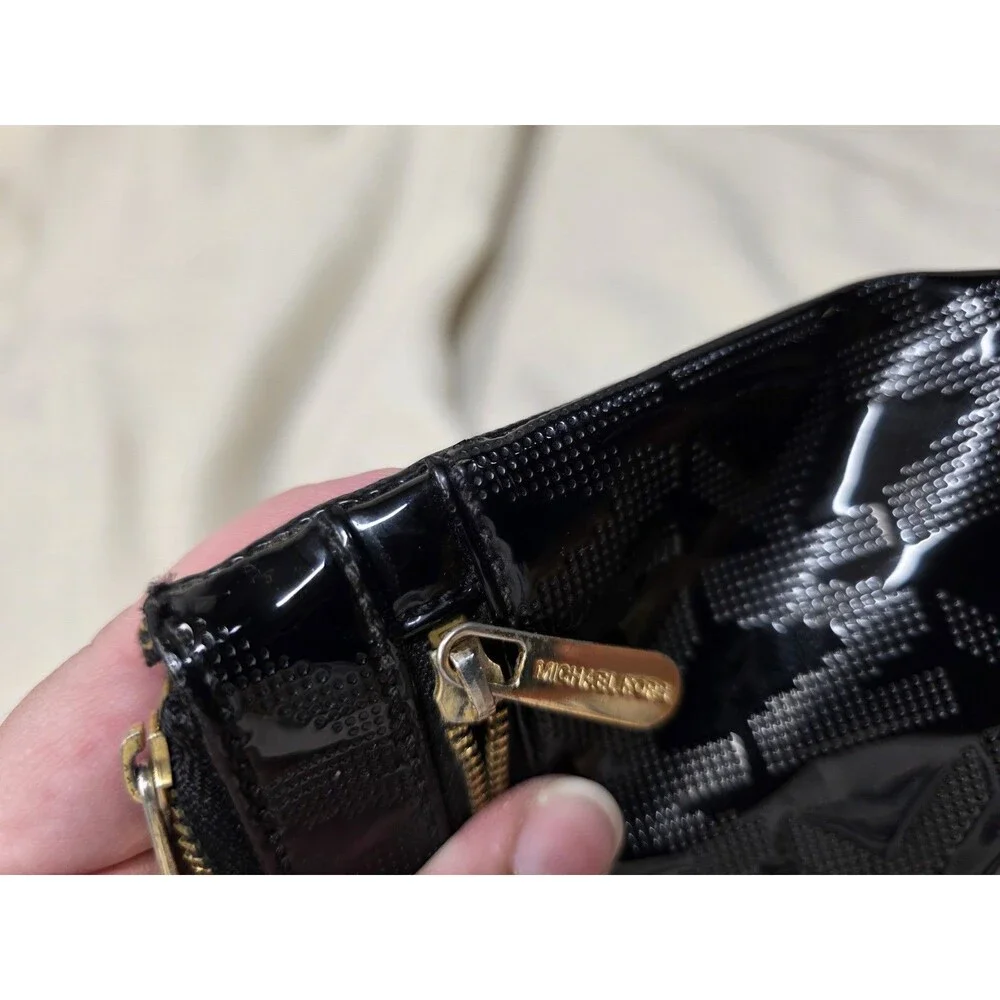 Michael Kors zipper closures